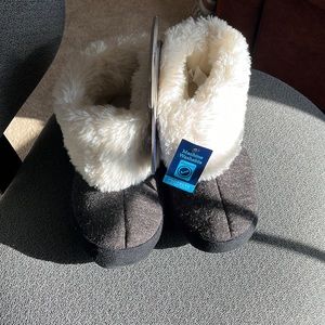 Isotoner women’s slippers XL 9.5-10.5 black w/white faux fur.  $10